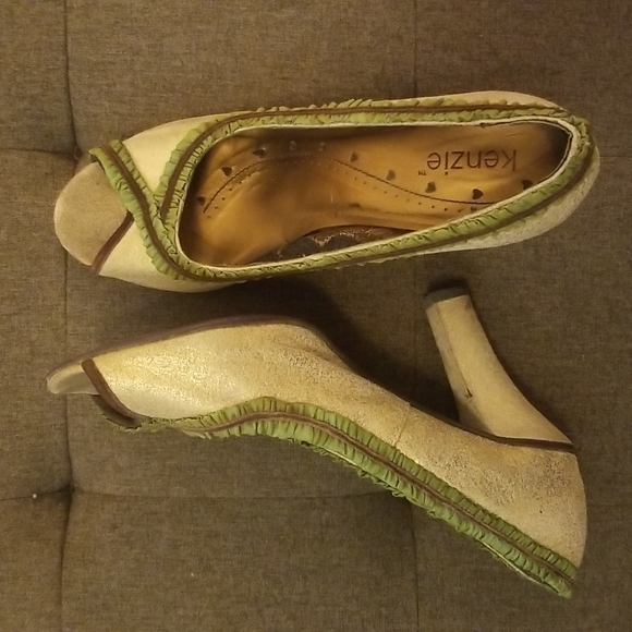 Gorgeous peep toe vintage style heels